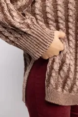 Sweater de tejido de punto con diseño de trenzas verticales, cuello alto, manga larga y silueta oversize de largo extendido.