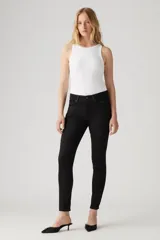 Jean Levi's modelo 721 High Rise Skinny, de tiro alto y corte ajustado en cadera y muslos. Confeccionado en denim negro con tecnología Sculpt Hypersoft para mayor suavidad y soporte.