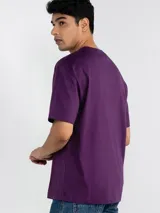 Remera de corte relaxed confeccionada en algodón, con cuello redondo, mangas cortas y logo de la marca estampado en el centro del pecho.