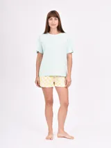 Conjunto de pijama de verano, compuesto por remera blanca de mangas cortas con estampa de langosta y short con estampado de langostas, cangrejos y motivos playeros.