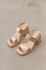 Sandalias de cuero negro con plataforma delantera, taco ancho y tira ajustable en el talón.