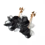 Aros colgantes dorados con diseño superior en forma de lazo con piedra cristal y gran aplique inferior de tela negra translúcida con volados.