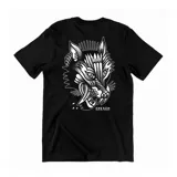 Remera negra de algodón con estampa frontal y trasera en color blanco que presenta un diseño artístico de una cabeza de lobo con estilo de tatuaje tradicional.