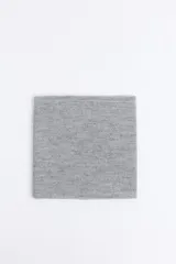 Cuello doble tejido en punto fantasía, de diseño versátil y textura suave.