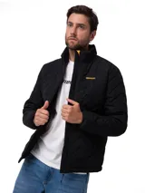 Campera puffer negra Caterpillar con diseño acolchado en chevrón, cuello alto y cierre frontal completo. Presenta el logo de la marca bordado en amarillo en el pecho.