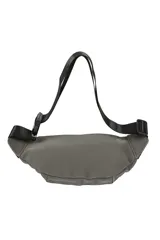 Riñonera negra con cierre frontal y correa ajustable con hebilla.