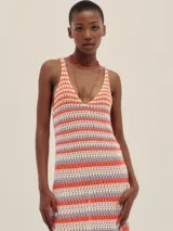 Vestido tejido a crochet con rayas horizontales en color naranja, lila y blanco.