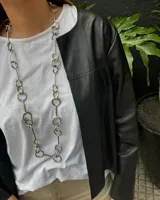 Cadena larga plateada con eslabones circulares.