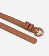 Kit de tres cinturones finos para mujer marca Satinato, confeccionados en poliuretano con acabado texturizado. Cuentan con hebilla redonda forrada y triple pasador. El set incluye tres colores: negro, beige y marrón.