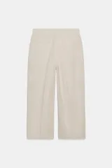 Pantalón culotte negro de tiro alto confeccionado en mezcla con lino. Cuenta con bolsillos delanteros y cierre frontal con botón.