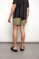 Bermuda color beige de corte recto.