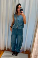 Jean barrel de denim con caída relajada y corte amplio, decorado con apliques de brillos a lo largo de los laterales de ambas piernas.