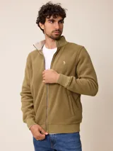 Campera de polar bordó con cierre frontal completo, cuello alto y puños elásticos. Presenta un diseño liso con logo bordado en el pecho.