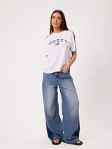 Jeans wide leg de tiro medio con diseño de pierna ancha, lavado azul claro en el frente y franjas laterales en tono azul oscuro contrastante. Confeccionado en algodón.