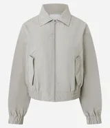 Campera deportiva de corte oversized, confeccionada en poliamida con tecnología dry. Presenta cuello camisero estructurado, cierre frontal con cremallera, bolsillos laterales, puños elásticos y ruedo con ajuste elástico.