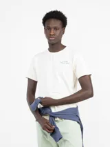 Camiseta celeste de manga corta con cuello redondo y estampado en la espalda con el logo de la marca y la frase "Naturally Vintage".