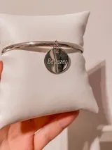 Pulsera rígida de plata 925 con dije redondo grabado.