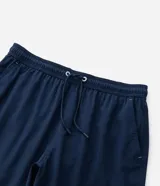 Bermuda boardshort de microfibra color azul marino, con cintura elástica, cordón ajustable y bolsillos.