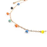 Gargantilla dorada con cadena de eslabones y dijes colgantes de cuentas de colores.
