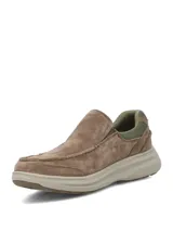 Zapatos tipo slip-on de gamuza en color taupe con detalles en verde militar en el talón y el interior, cuenta con suela de goma en tono beige claro.