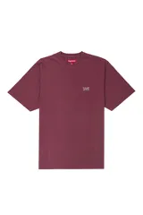 Remera de manga corta Supreme, color bordó, con cuello redondo y logo pequeño bordado en el pecho.