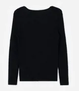 Blusa negra de punto liviano con textura acanalada, escote en pico y mangas largas.