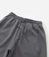 Bermuda masculina básica de algodón, con cintura elástica, cordón ajustable y bolsillos funcionales.