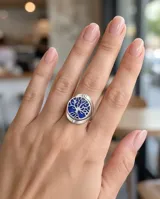 Anillo de plata 925 reversible con diseño de árbol sobre fondo azul de pasta de lapislázuli.