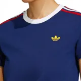 Remera de manga corta azul marino con cuello redondo blanco. Presenta el logo del trébol de Adidas en dorado en el pecho y tres franjas decorativas en los hombros en rojo, blanco y azul.