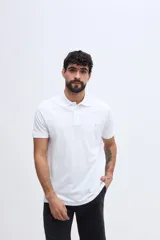 Remera polo verde militar de algodón pima, con cuello y puños acanalados, cierre frontal de tres botones y pequeño bordado de ave en el pecho.