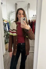 Saco tejido de punto con diseño de ochos, con bloques de color en marrón, blanco, rojo y amarillo neón. Presenta mangas largas y cierre frontal con botones.