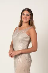 Vestido largo de fiesta color nude, con escote redondo con transparencia, espalda en V y bordados florales en hilo dorado.