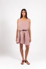 Vestido corto de lino con estampado de cuadros vichy en tonos rosado y blanco, sin mangas, con escote redondo y volado caracol en el ruedo.