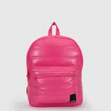 Mochila Bubba acolchada color fucsia, con diseño tipo puffer, bolsillo frontal con cierre y asa superior.