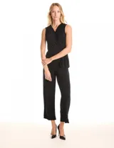 Enterito negro de seda fría, marca Tash & Sophie, con escote en V cruzado, sin mangas, cintura elastizada con lazo de ajuste y espalda cerrada.