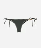 Bombacha de bikini verde militar de microfibra, con lazos laterales ajustables, pespuntes decorativos en contraste y aplique de cuentas de piedra.