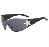 Lentes de sol envolventes con diseño futurista, lente de una sola pieza en tono gris oscuro y detalle de estrella metálica plateada en el lateral.