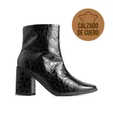 Bota corta de cuero negro con textura tipo cocodrilo, diseño de caña media, taco cuadrado y punta redondeada.