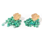 Aros colgantes dorados con apliques de mostacillas de colores.