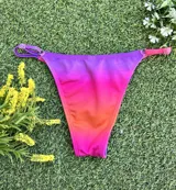 Conjunto de bikini con corpiño triangular fijo y bombacha vedetina regulable.