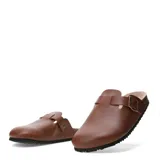 Zueco negro de mujer con suela de goma negra y plantilla de corcho. Presenta una tira ancha ajustable con hebilla metálica sobre el empeine.