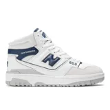Championes de caña alta New Balance 650, color blanco con detalles en azul marino y gris.