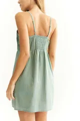 Vestido corto color verde agua, con breteles finos, tablas en la parte superior y falda suelta.