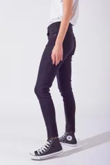 Jeans skinny negros de tiro medio, ajustados en cadera, pierna y bota.