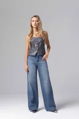 Strapless gris oscuro con diseño tipo chaleco con botones al frente.