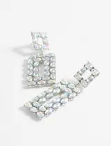 Aros colgantes plateados con forma rectangular y apliques de strass.