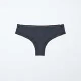 Pack de tres tangas de microfibra, con detalles de encaje negro en la cintura y los bordes. Incluye una tanga lisa en color negro y dos tangas con estampado animal print en tonos marrones y beige.