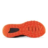 Championes de trail running New Balance 410 v7 para hombre, color gris con detalles en negro, azul y naranja.