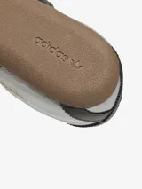 Championes Adidas Tokyo Decon plateados con detalles en negro y suela marrón.