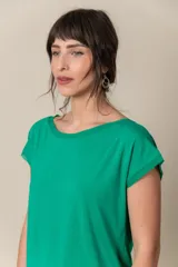 Remera de viscosa y algodón en color negro, con terminaciones de gasa en el cuello, las mangas cortas y el ruedo.